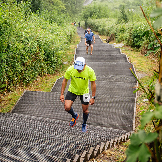 4 hour challenge participants on steps segment